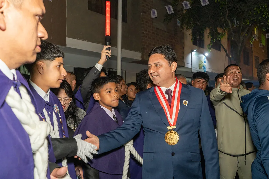 Edwards junto a vecinos del distrito