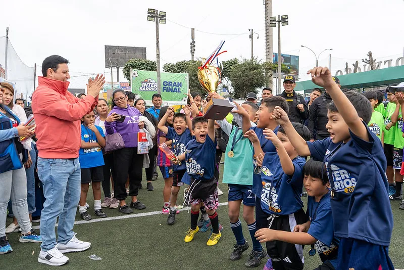 Edwards junto a vecinos del distrito