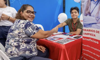 Atención a vecinos en feria del distrito