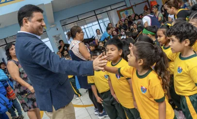 Estudiantes en evento educativo del distrito