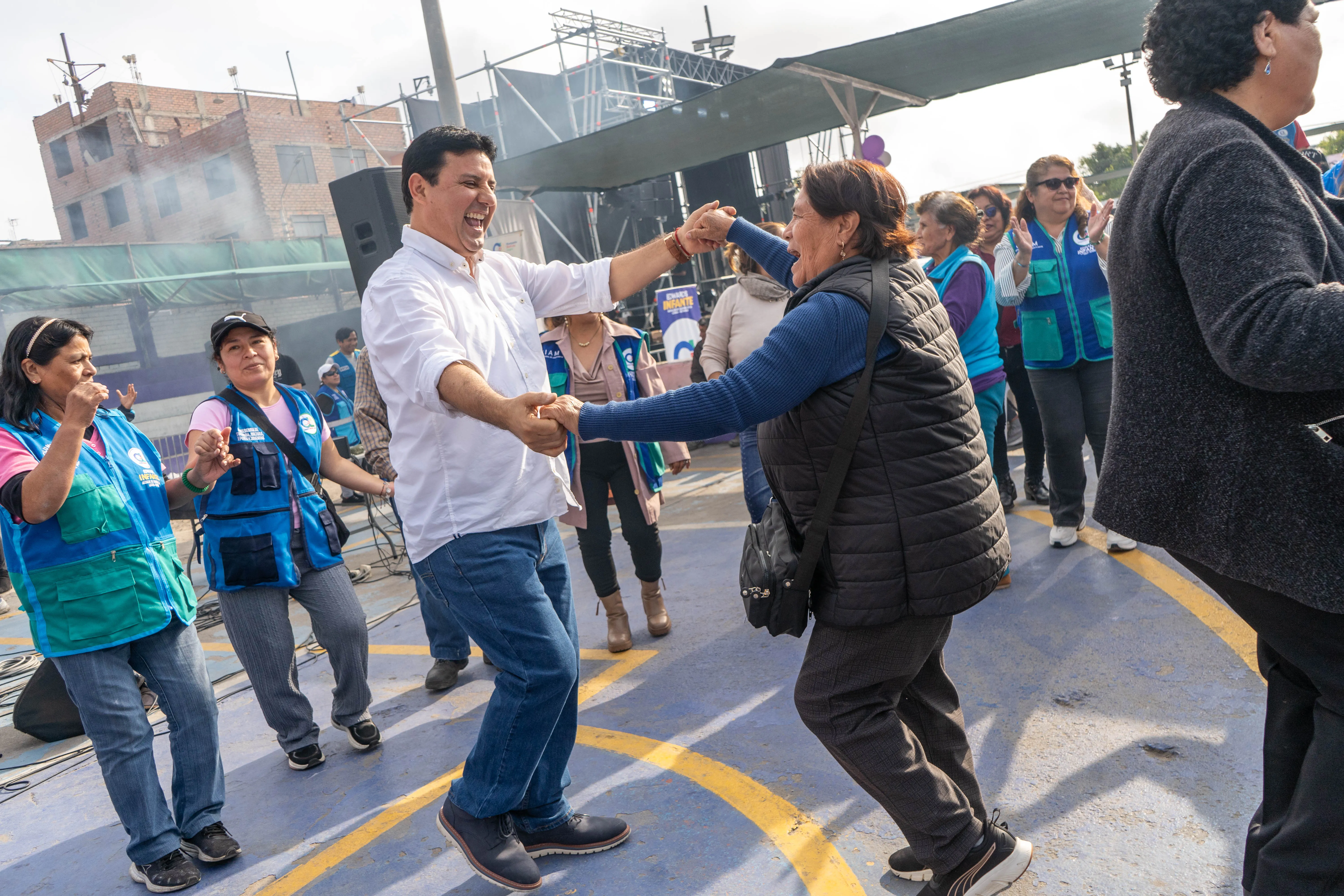 Edwards junto a vecinos del distrito