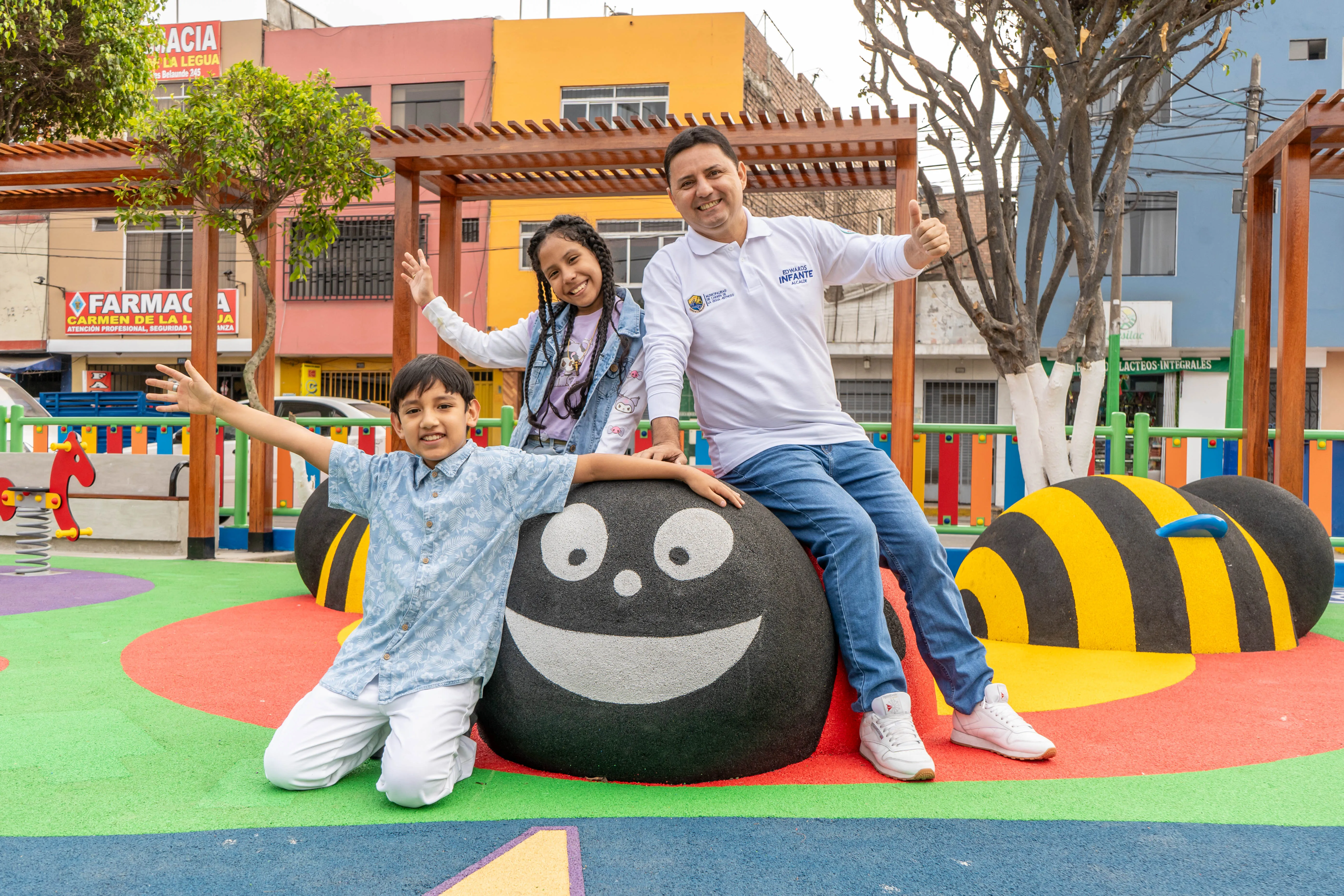 Edwards junto a vecinos del distrito