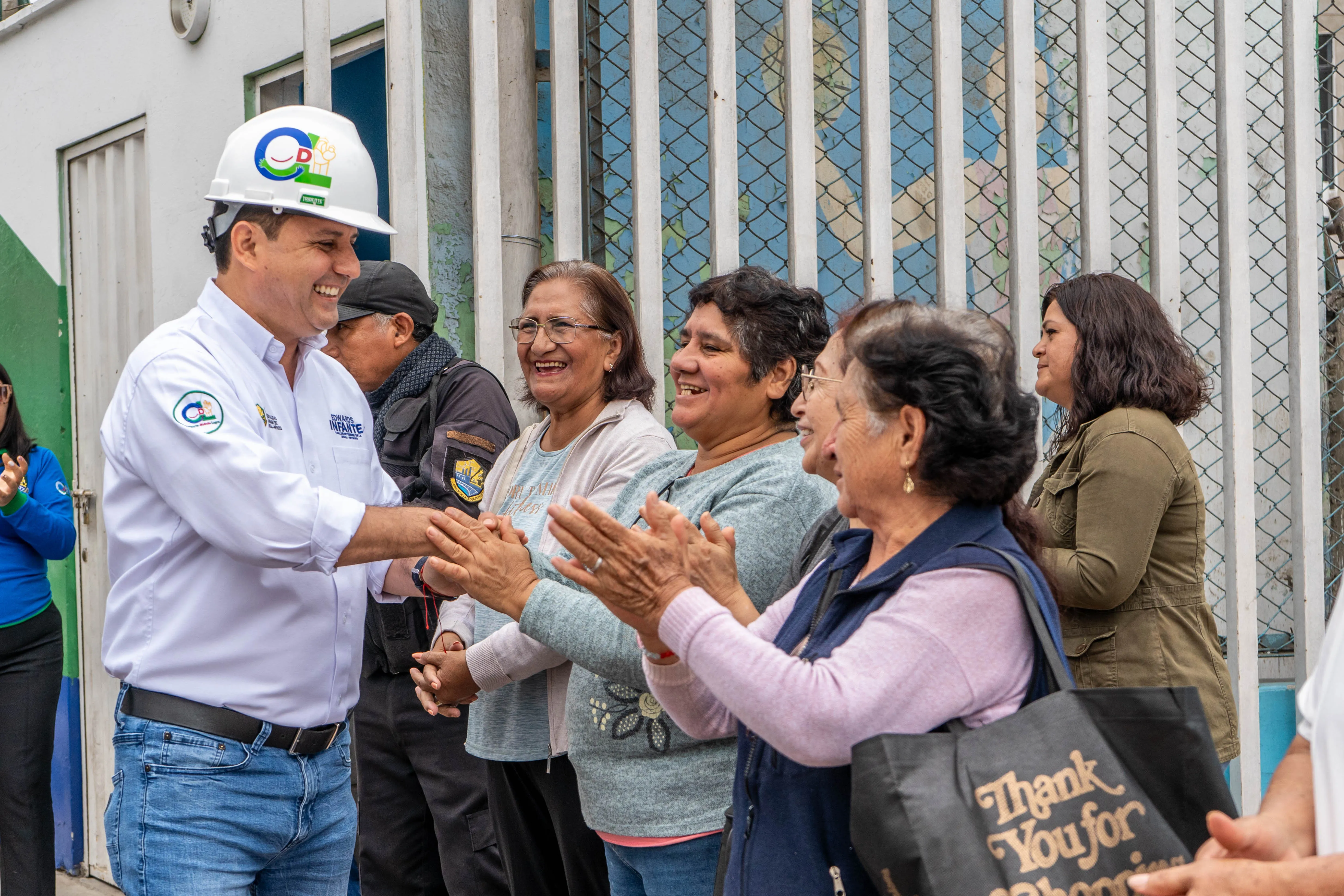 Edwards junto a vecinos del distrito