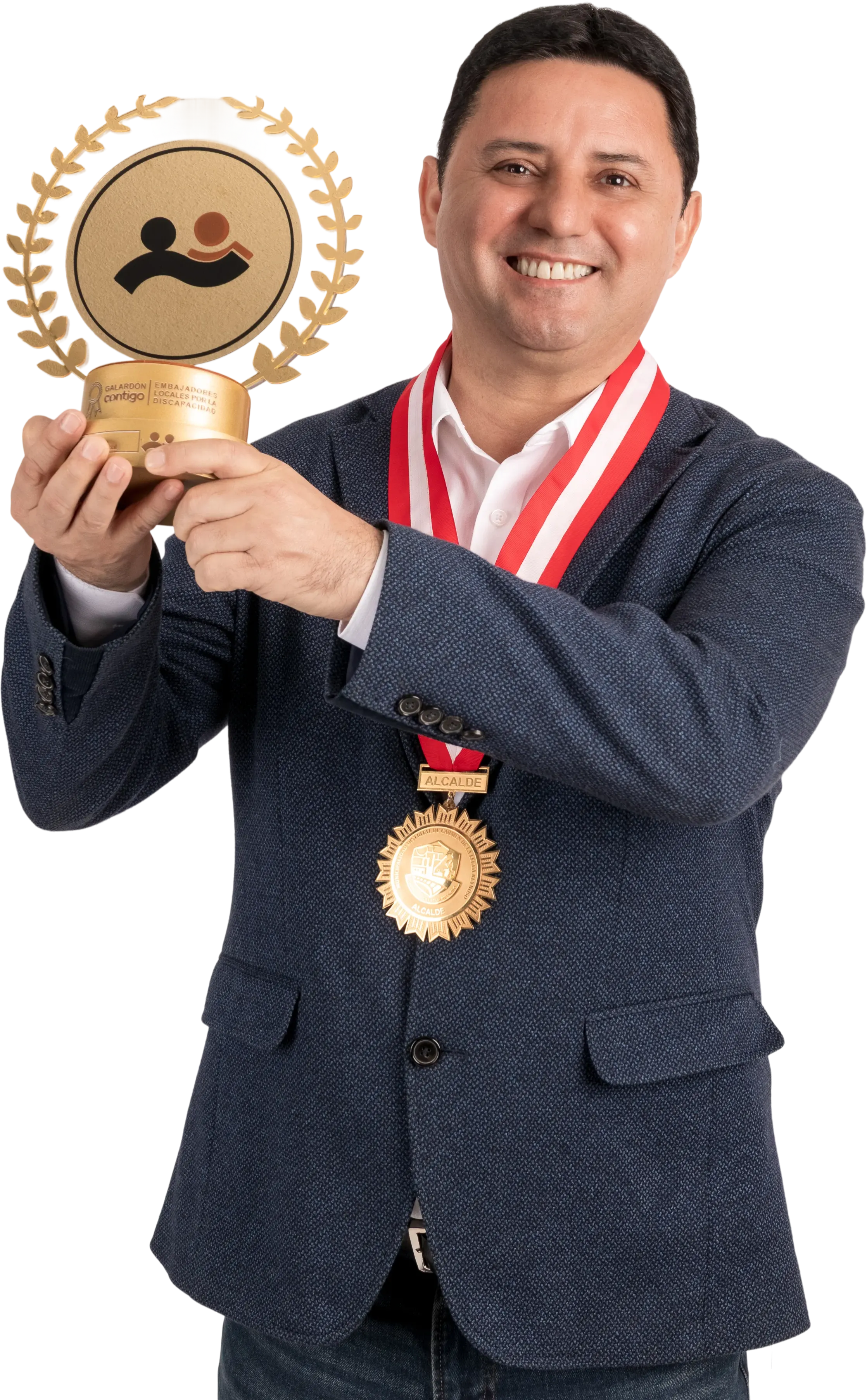 Edwards Infante sosteniendo trofeo de reconocimiento