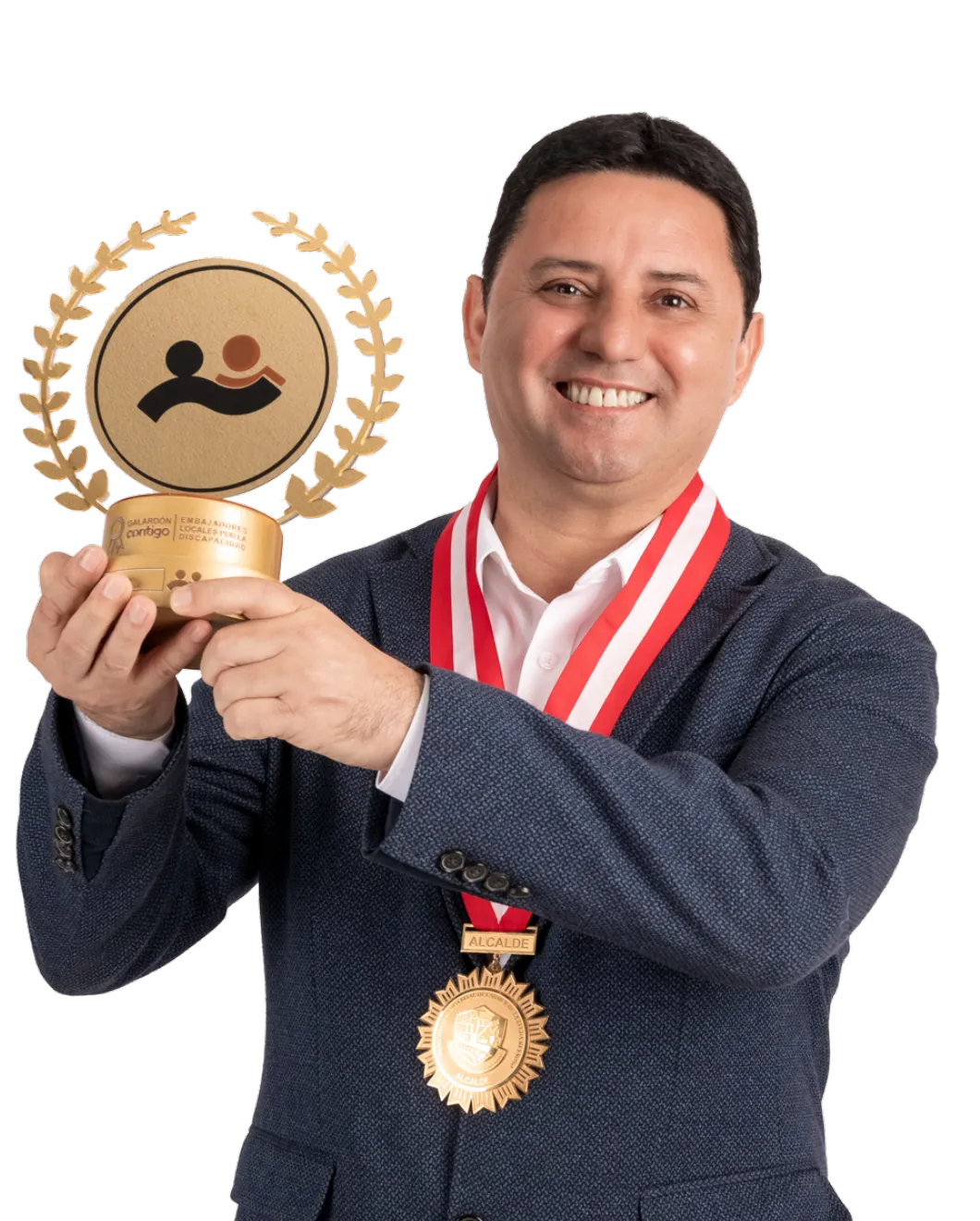 Edwards Infante sosteniendo trofeo de reconocimiento