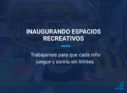 Familia disfrutando de un nuevo parque infantil
