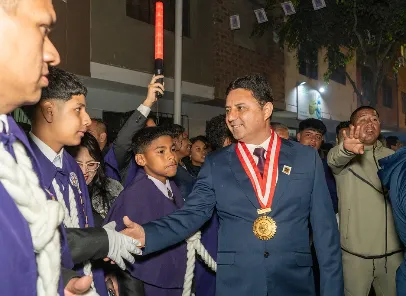 Edwards saludando a escolares en una ceremonia