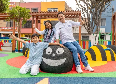 Familia disfrutando de un nuevo parque infantil