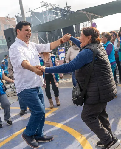 Edwards bailando con una vecina en un evento comunitario