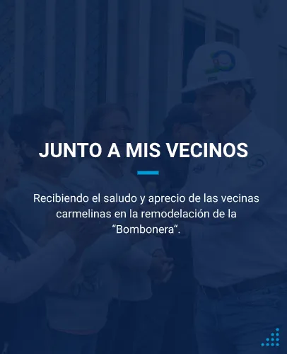 Edwards saludando a vecinas del distrito