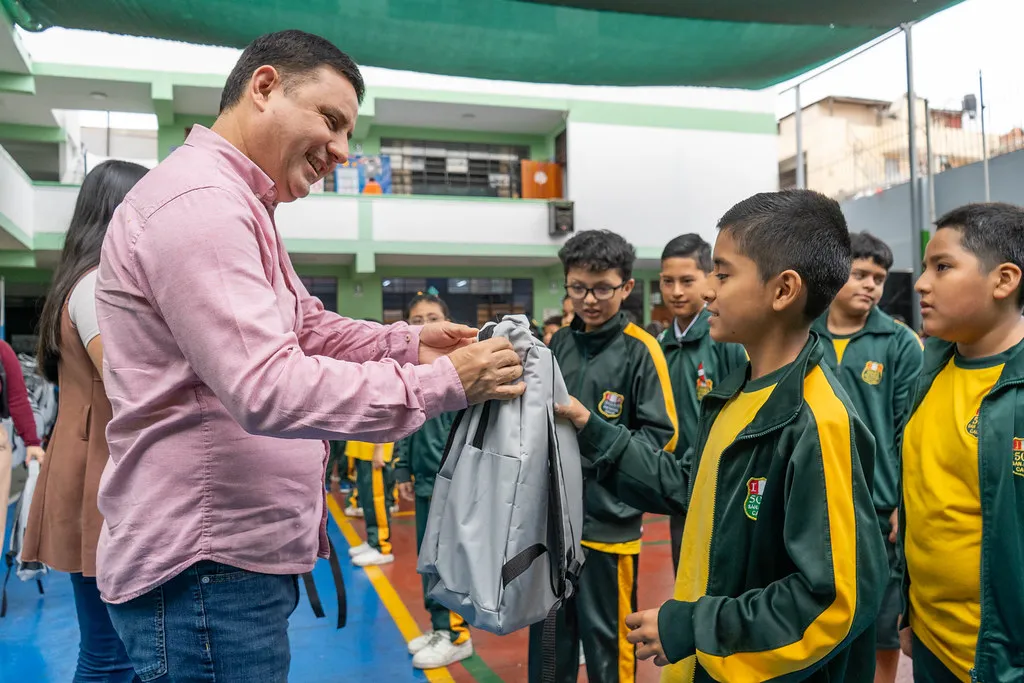 Entrega de kits escolares a estudiantes