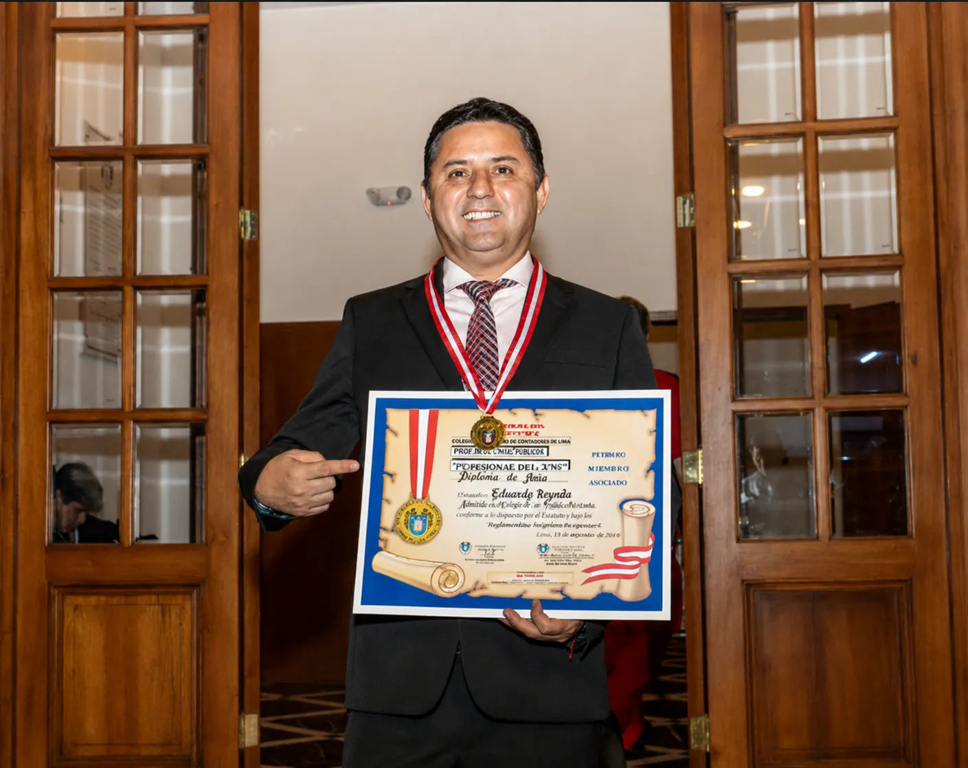 Edwards Infante con el Premio Nacional Personaje del Año de la APEMUP